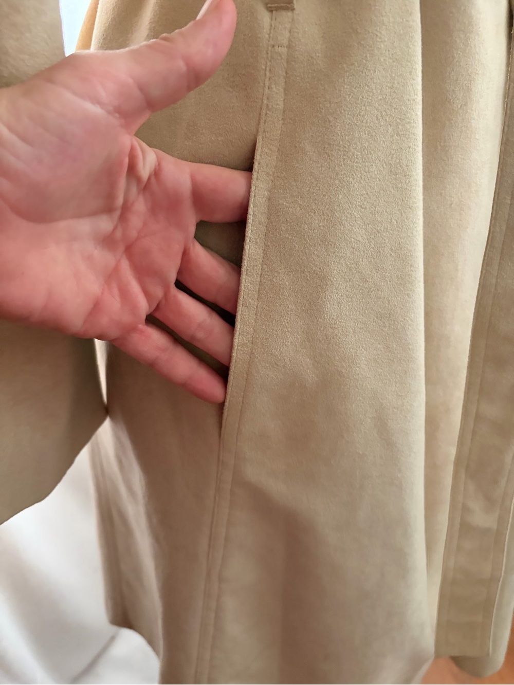 Vintage 1970s tan open-front faux suede belted trench coat w/faux suede brooch - Picture 3 of 10